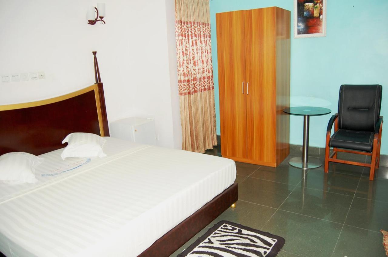 Hotel Residence Jeanne D'Arc Cotonou Exterior photo